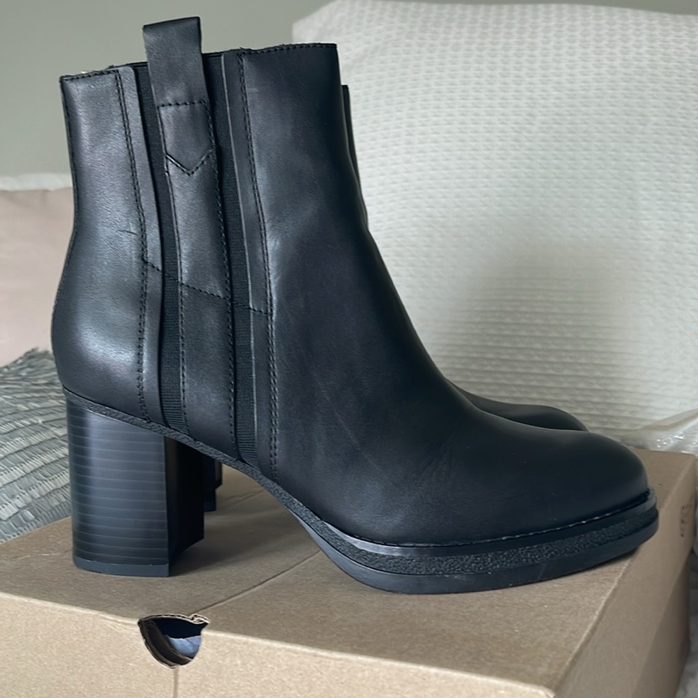 👢 CLARKS Mable Easy black leather boot, size 9 1/2.